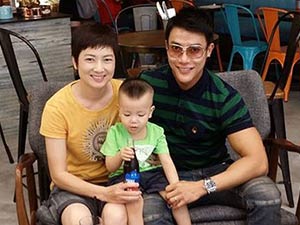 Thúy Vinh đưa con sang Singapore đón năm mới cùng chồng