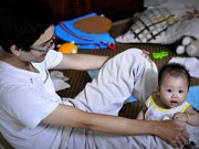 Làm mẹ - Bố đơn thân chống lại bác sỹ để con không uống kháng sinh