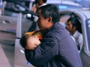 Tin tức - Trẻ nhỏ vật vã theo bố mẹ về quê nghỉ tết Dương lịch
