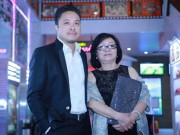 Làng sao - Vắng vợ sắp cưới, Victor Vũ đi dự ra mắt phim cùng mẹ