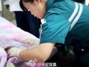 Tin tức - Giải cứu bé sơ sinh TQ mắc kẹt trong nhà vệ sinh