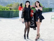 Thời trang - Mẹ chồng Hà Tăng khoe chân thon với con gái  ở Paris