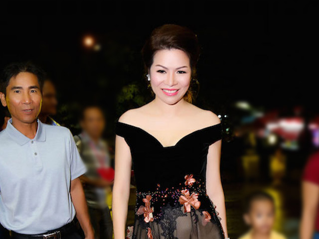 Quý bà Bùi Thị Hà khoe vai trần gợi cảm tại chung kết HHHV 2015