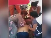 Clip Eva - Cô dâu xinh đẹp bỏ chụp ảnh cưới lao đi hô hấp nhân tạo cứu người