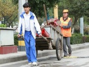 Tin tức - Xúc động ảnh nữ sinh TQ giúp mẹ đi quét rác ngày nghỉ