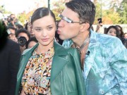 Làng sao - Miranda Kerr bất ngờ bị sàm sỡ tại show thời trang Paris