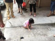 Làm mẹ - Bé gái rơi từ tầng 5 trúng xe ô tô rồi đứng dậy "như không"