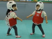 Clip Eva - Ngộ nghĩnh hai bé gái thi đấu võ thuật