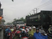 Tin tức - Mưa lớn, TP.HCM chìm sâu trong nước