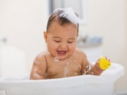 Làm mẹ - Chuẩn từng bước tắm an toàn cho trẻ nhỏ tại nhà