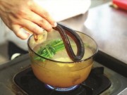 Làm mẹ - Ăn lươn nuôi bằng thuốc tránh thai có khiến trẻ dậy thì sớm?