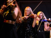 Giải trí - Nhóm nhạc Bond chơi đầy ngẫu hứng Quốc ca Việt Nam