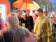 Làng sao - Sơn Tùng M-TP mặt ỉu xìu đi dự concert giữa trời mưa