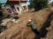 Nhà đẹp - TQ: Đào hào sâu 1.5m quanh nhà vì dân không chịu giải tỏa
