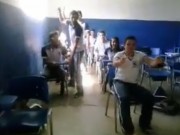 Clip Eva - Hài hước diễn "thảm cảnh" đi xe bus trong lớp học