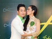 Làng sao - Việt Trinh thắm thiết ôm hôn Quách Tuấn Du