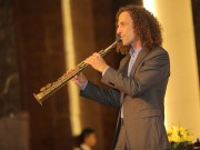 Giải trí - Kenny G trực tiếp thổi saxophone hơn 1 phút tại họp báo