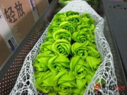 Nhà đẹp - Hoa hồng sáp Trung Quốc lạ mắt, thơm như thật tung hoành thị trường