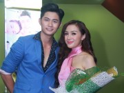 Làm đẹp - Kelly lộ cằm "méo mó" bên ca sĩ Ray Võ