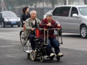 Eva Yêu - Ngưỡng mộ người chồng 40 năm đẩy xe lăn cho vợ