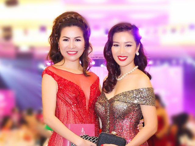 Bùi Thị Hà 'đọ sắc' cùng các quý bà quyền lực