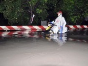 Tin tức - Người Sài Gòn hì hục đẩy xe vượt "biển đen" sau mưa lớn