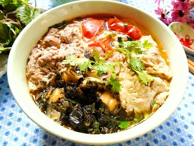 Bún riêu ốc nóng hổi chào bữa sáng