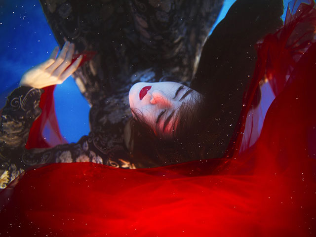 Lilly Luta tung bộ ảnh dưới nước đẹp ngất ngây