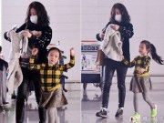 Làng sao - Con gái Triệu Vy tung tăng bên mẹ tại sân bay