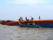 Tin tức - Toàn cảnh ngày đầu cứu hộ tàu hàng chìm ở Cần Giờ