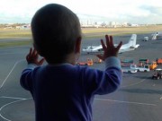 Tin tức - Bé 10 tháng tuổi thành biểu tượng đau buồn của tai nạn máy bay Nga