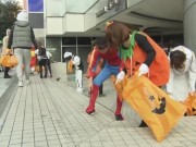 Clip Eva - Người Nhật xuống đường dọn rác sau Halloween