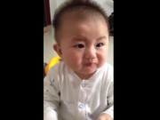 Clip Eva - Em bé nhăn mặt khi được cho thử ăn chanh