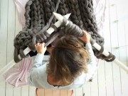 Nhà đẹp - Chị em khắp nơi phát sốt mốt đan chăn len khổng lồ