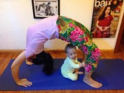 Làng sao - Ốc Thanh Vân tập yoga cùng con trai "đốn tim" fans