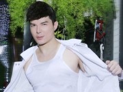 Làng sao - Nathan Lee phanh áo khoe body vạm vỡ