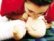 Làm mẹ - Trẻ dễ thiệt mạng vì sặc thuốc si rô