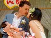 Làng sao - Hồ Bích Ngọc hạnh phúc hôn chồng Tây trong ngày cưới