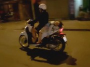 Clip Eva - Hãi hùng cảnh mẹ đèo con ngủ gật nằm trên xe máy