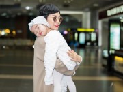 Làng sao - Con gái Xuân Lan đáng yêu ngủ trên vai mẹ