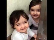 Clip Eva - Hai bé gái sinh đôi "thơm" nhau đốn tim dân mạng