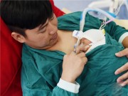 Bà bầu - Ảnh hai ông bố ấp con sinh non gây xúc động dân mạng