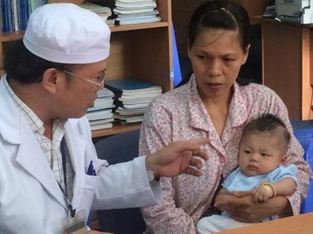 Bé bị dao đâm vào đầu bị viêm màng não mủ nặng