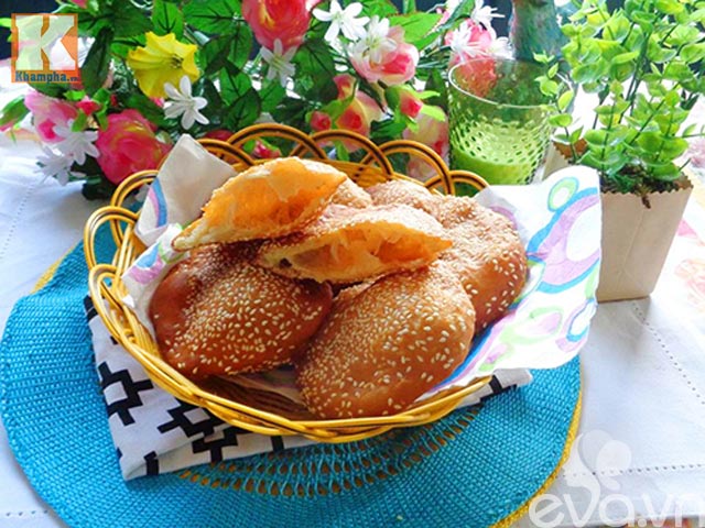 Làm bánh tiêu thơm ngon, nóng hổi ngày mưa