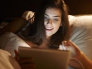 Sức khỏe - Đọc sách ban đêm trên thiết bị điện tử không tốt cho sức khỏe