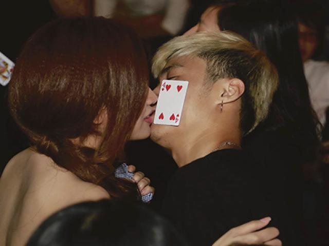 Trang Moon hôn Vương Anh Ole trong buổi Offline