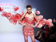Thời trang - Thanh Hằng catwalk điêu luyện với đôi cánh nặng 12 kg