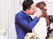 Làng sao - Siêu mẫu, diễn viên Quang Hòa hôn vợ trong đám cưới