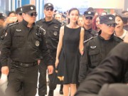 Làng sao - Dàn vệ sĩ "khủng" hộ tống Angelababy đi sự kiện