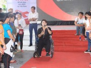 Xem ăn chơi - Akira Phan ngồi xe lăn đi hát từ thiện